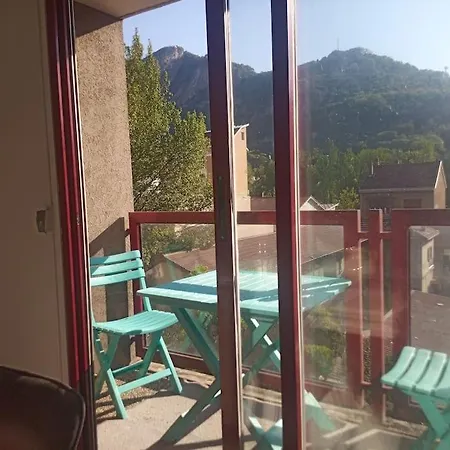 -- Le Refuge, A 50 Metres De La Gare -- *