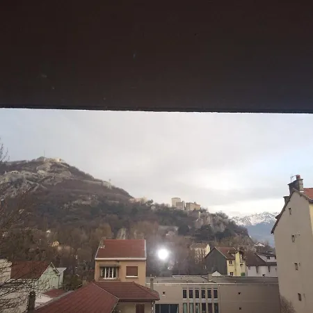 -- Le Refuge, A 50 Metres De La Gare -- Apartment *